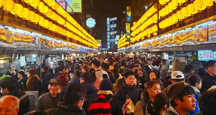 近年來，造訪基隆的旅人不斷增加。而根據交通部觀光署的統計資料，我特別為大家整理出2025年1月至11月期間，基隆最受歡迎、到訪人次最高的前五名景點。值得一提的是，這次的排名結果真的出乎我的意料？！就連多數觀光客來到基隆一定會造訪的廟口夜市，竟然也沒有擠進榜單之中！