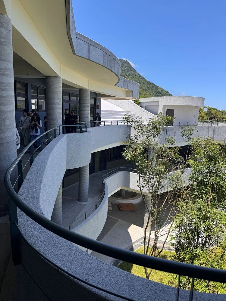 不同於過往的校園設計,這回,建築師的核心命題之一:如何透過建築量體,自然地揉入其中?開放式的校園空間,緊密地與大自然連結,藉由刻意壓低建築高度的混凝土量體推疊,讓風景成為建築的一部分。