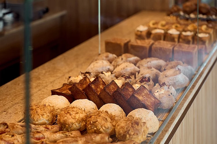 Bread, Espresso &的甜麵包選用日清製粉「山茶花強力粉」，拉絲柔軟，帶著溫潤奶香，正是吐司與奶油麵包的靈魂基底。