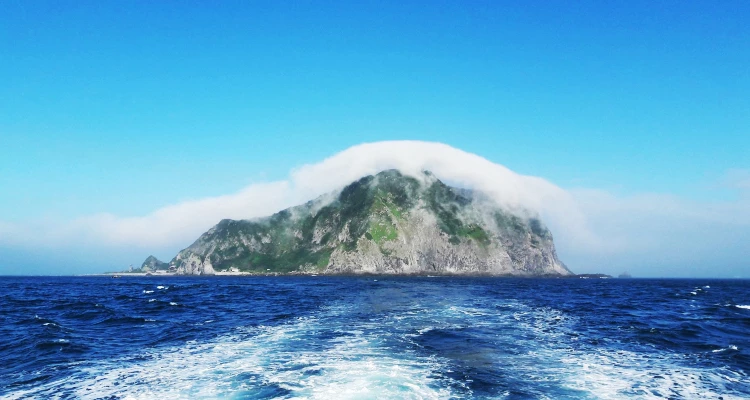 「基隆嶼」，有個可愛的別名叫「台灣龍珠」，是一座火山島，四周全是懸崖峭壁，長約960公尺、寬約400公尺，島上最高海拔約為182公尺，狀似鯨魚。休島期間，官方也沒閒著，會整理步道、公共設施，還會配合海洋保育教育做淨灘、推廣友善環境…等活動，真正落實永續觀光。