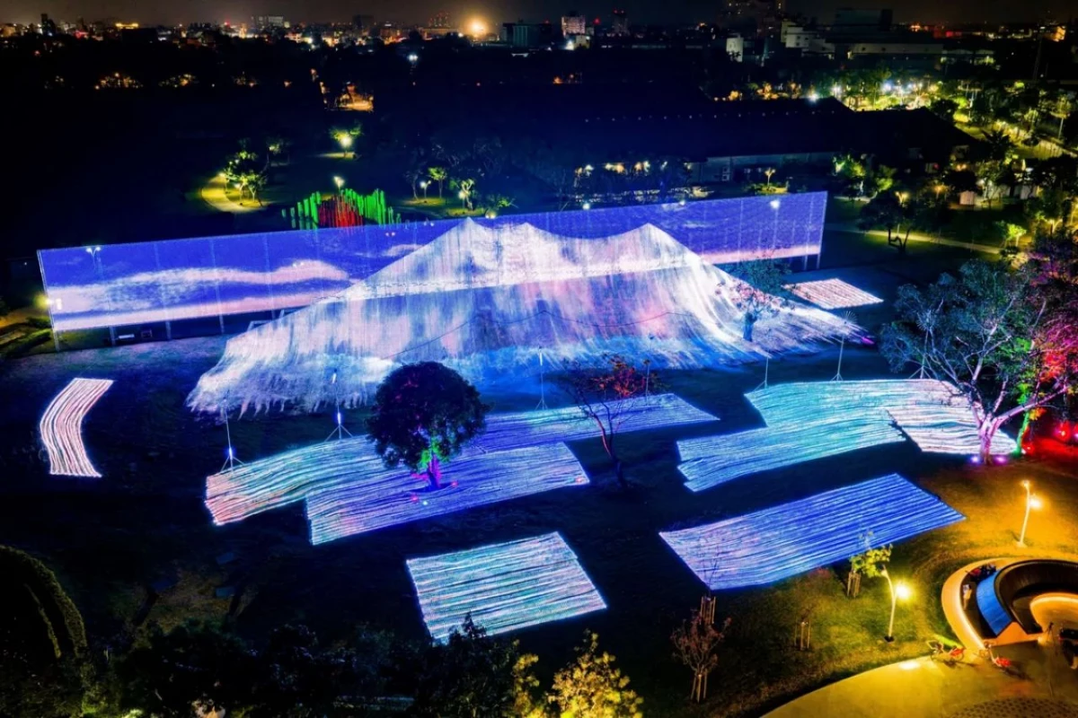 2026 屏東燈節正式登場,今年規劃四大燈區,包括縣民公園、萬年溪、勝利星村,以及內埔龍頸溪,共展出超過 40 組藝術燈飾,呈現屏東在地的多元文化與城市風貌。其中最受矚目的主燈「山之光」也同步揭幕,坐落於「縣民公園燈區」,以「天馬行空」為主題,設置 8 組燈飾與環境式光氛圍裝置。