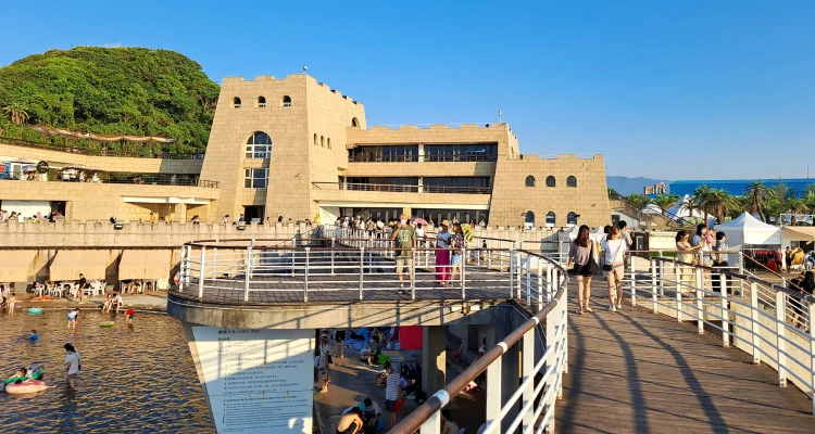 再長大一些，高中戶外交學又來到這裡。當時公園裡還留有一些老舊遊樂設施，我跟同學心血來潮跑去玩空中腳踏車，結果踩到一半整台「大卡住」！完全動彈不得。唯一能做的就是等救援，不然跳下去可是會摔成重傷。幸好工作人員及時駕著另一台空中腳踏車來救我們，才安全落地。