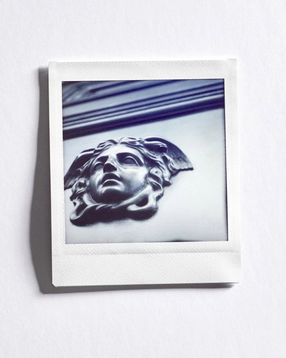 集團發布未來願景與改革策略後不久,Versace 創意總監 Dario Vitale 隨即卸任,意味著被收購後的 Versace 將進入全面性的品牌結構調整階段。然而,不論新任創意總監最終由誰出任,可以確定的是:Prada 集團早已不再只是 Prada 與 Miu Miu,而是正穩步邁向打造「下一個義大利奢侈品帝國」的雄心布局。