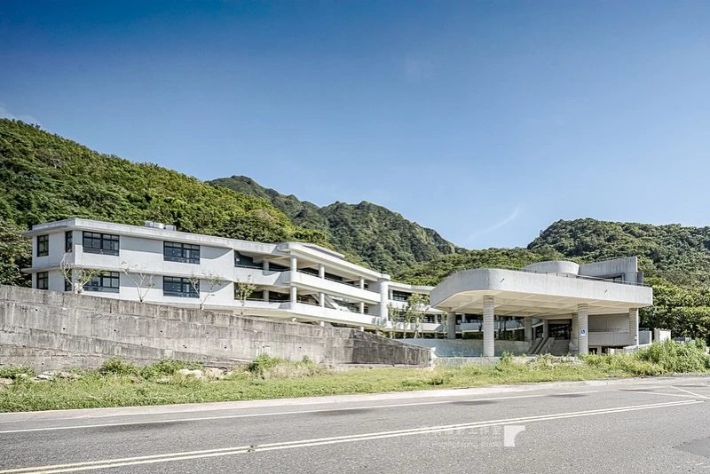 藉由建築靠向大自然的方式,同時也讓孩子從小就可以從戶外的景觀中學習到大自然的知識。不侷限於坐在教室裡上課,透過更生動的學習課程,或直接接觸大自然的方式,讓孩子在快樂學習中成長。