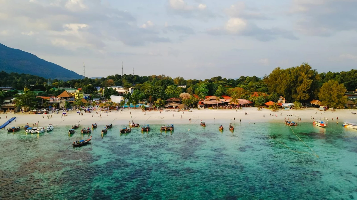 泰國政府正式宣布自2025年底起,將向所有入境外國旅客徵收「旅遊稅」