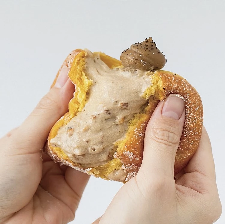 Truffle Donut的版圖這兩年擴張得極為俐落,截至2025年末,日本已坐擁超過25家店,幾乎每到一個城市就會掀起甜點迷的朝聖熱潮。