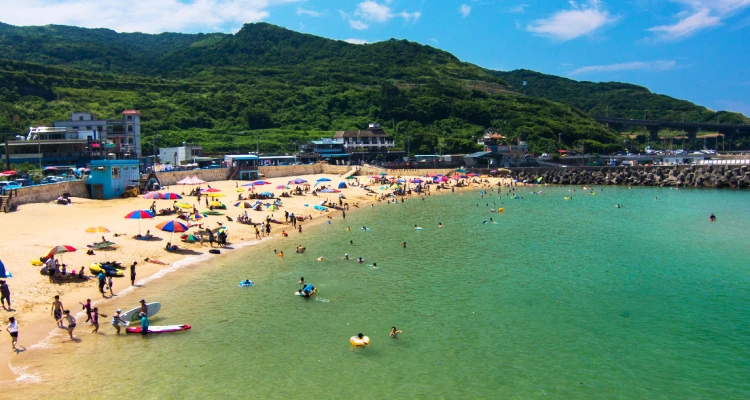 說到在「大武崙白沙灘」附近的海景美食餐廳推薦名單中，要特別推薦給《Bella儂儂》讀者們的，是一間主打各式手工披薩、義大利麵與燉飯的「穀得商行」。在復古的中式古厝裡品嚐義式料理，帶著一點衝突感，卻意外成為獨特的異國風味。