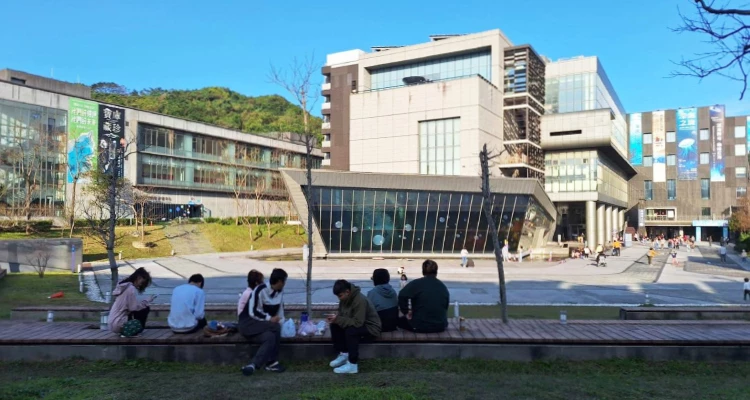 位於「八斗子潮境公園」附近的「國立海洋科技博物館（簡稱：海科館）」，是基隆最適合親近海洋的景點之一。這裡擁有壯闊的山海景，一眼望去就是海天一線，大片綠意草皮上，你可以坐著看海、吹海風，享受慵懶又愜意的午後時光。