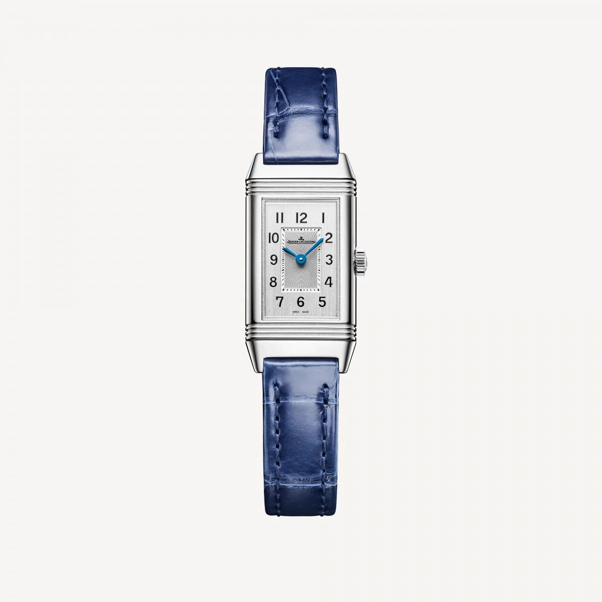 Reverso 是一只需要慢慢相處、才能真正理解的腕錶。誕生於1930年代、最初為馬球運動而設計的翻轉結構，如今早已轉化為低調奢華的經典象徵。Monoface Origin 版本以16.3毫米的纖薄比例，重現初代女錶的優雅精神；翻轉背面可進行個人化雕刻，讓腕錶不只是計時工具，而是承載私密記憶的容器。銀色錶盤以內外雙重修飾鋪陳細節，藍鋼指針與藍色鱷魚皮錶帶彼此呼應，視覺節制卻精準。Reverso 從不炫耀存在感，它屬於那些清楚自己在做什麼選擇的人。