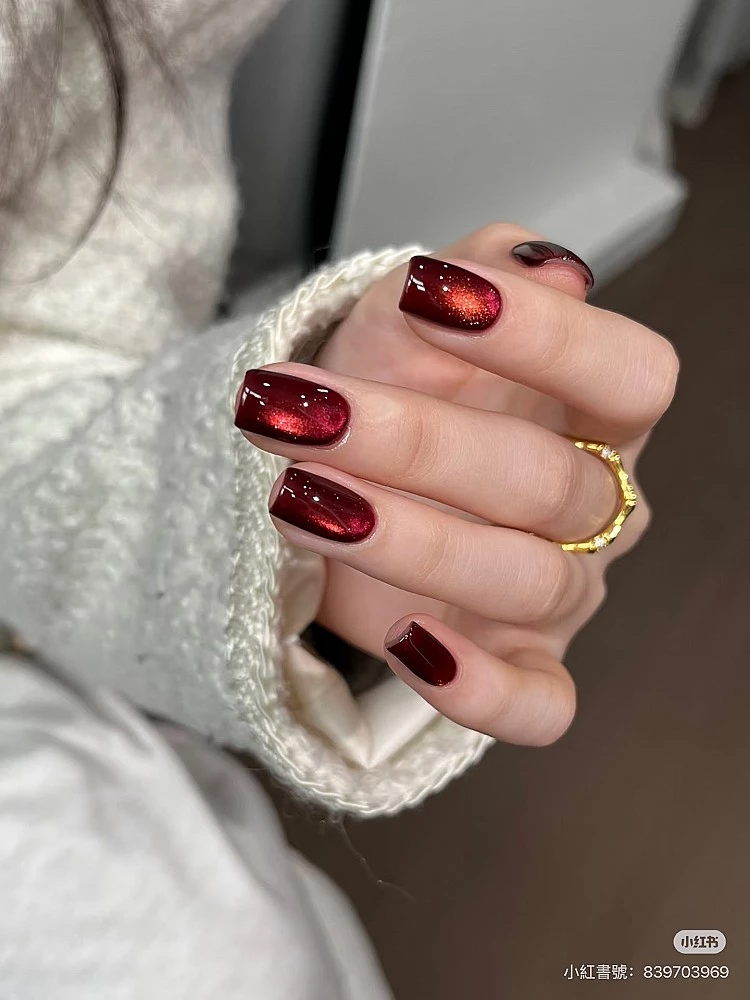2026新年貓眼光療美甲推薦3:深紅鑽光