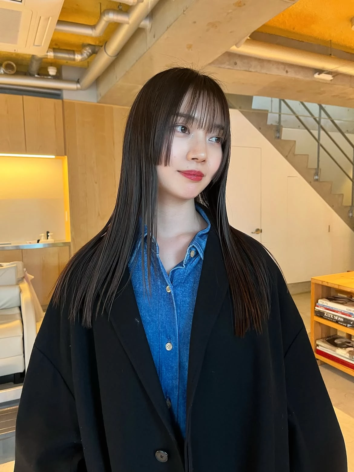 減齡齊瀏海黑長髮造型推薦1：輕盈公主切