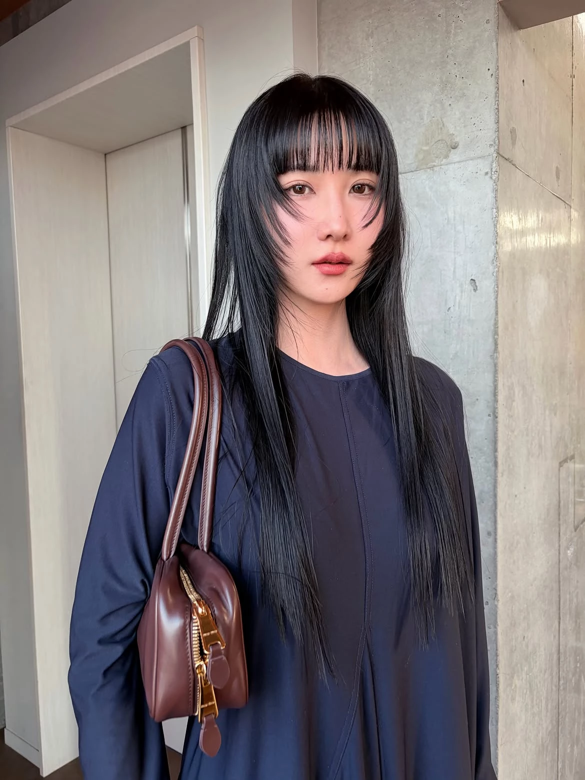 減齡齊瀏海黑長髮造型推薦3：直髮小顏剪
