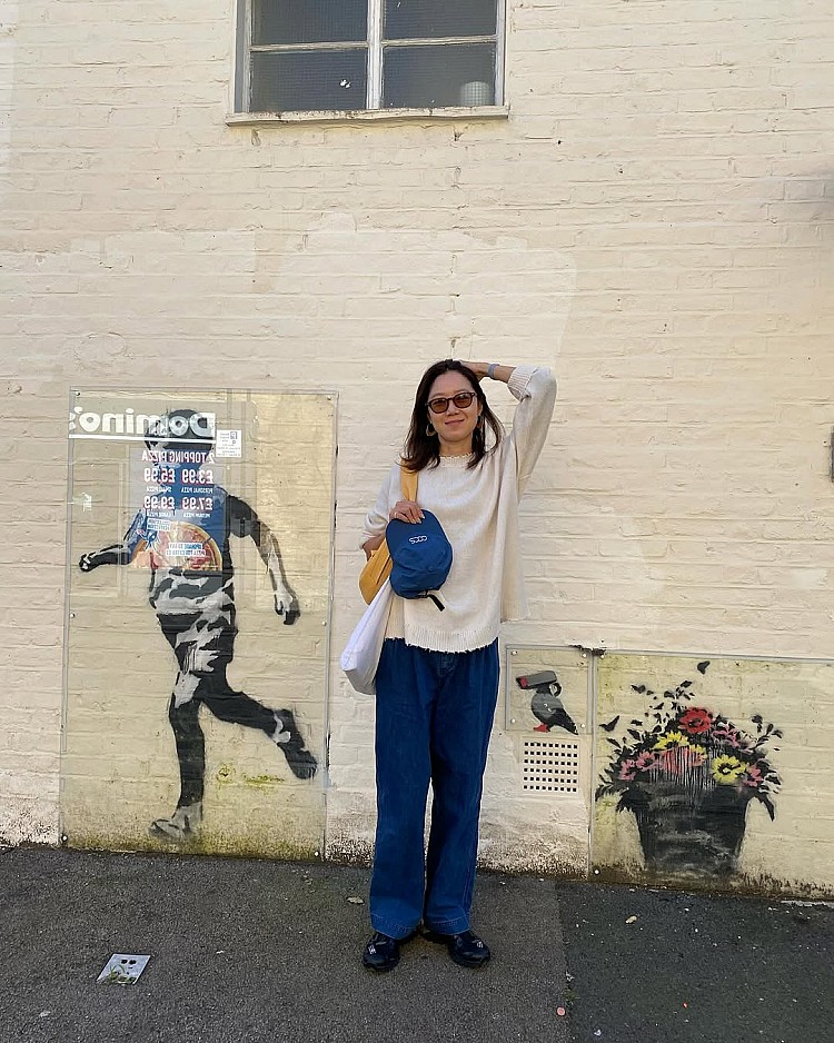 最後一個常被忽略的細節,是褲長與鞋子的關係。孔曉振的牛仔寬褲,很少過長拖地,也不刻意堆褶,褲管多半剛好落在鞋面上方,或微微覆蓋鞋頭。這樣的長度,會讓視線一路延伸到地面,不被中途截斷。