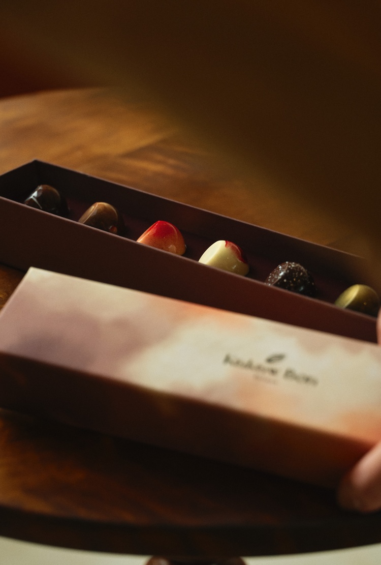 Kakaw Bon 圈了五大風味軸線，包括季節水果、茶香、酒香、堅果與特調，並大量運用台灣在地食材與合作夥伴，將他們的童年記憶、友情與城市風土轉化為具體味覺。例如結合陳年普洱的茶香巧克力、以台南高粱入餡的酒香系列，都讓巧克力成為「有故事」的甜點。