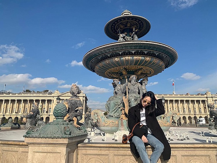 這套造型展現柯佳嬿將西裝外套融入日常的最佳示範。黑色西裝大衣線條簡潔，內搭白色印花T恤與刷色牛仔褲，透過正式與休閒的對比，成功為西裝降溫，也讓整體氛圍更輕鬆自在。