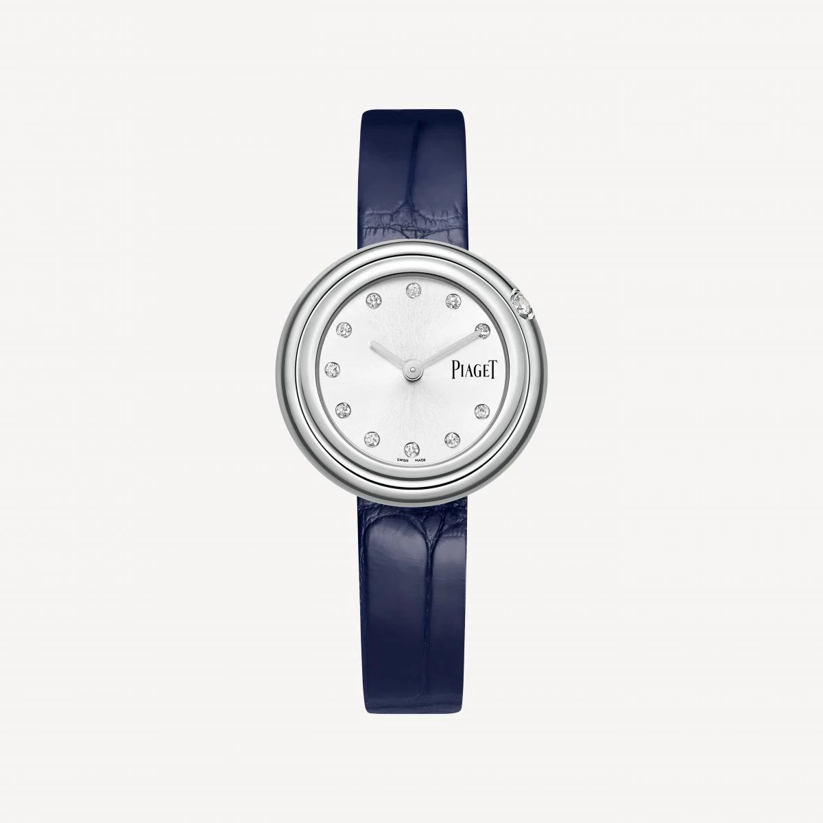 Piaget Possession 系列最迷人的地方，在於它所蘊含的「轉動哲學」。可隨指尖輕輕旋轉的鑽石錶圈，讓每一次觸碰都成為一個細微卻有意識的動作。這種介於珠寶與腕錶之間的互動感，讓時間不再只是被觀看，而是被感受。29毫米錶徑比例精緻優雅，鑽石時標排列得恰到好處，光芒存在卻不流於炫耀或浮誇。整體設計溫柔而堅定，沒有過多語言，卻帶著明確態度。這是一只屬於內在能量的腕錶，為那些相信美感與力量的女性而生。