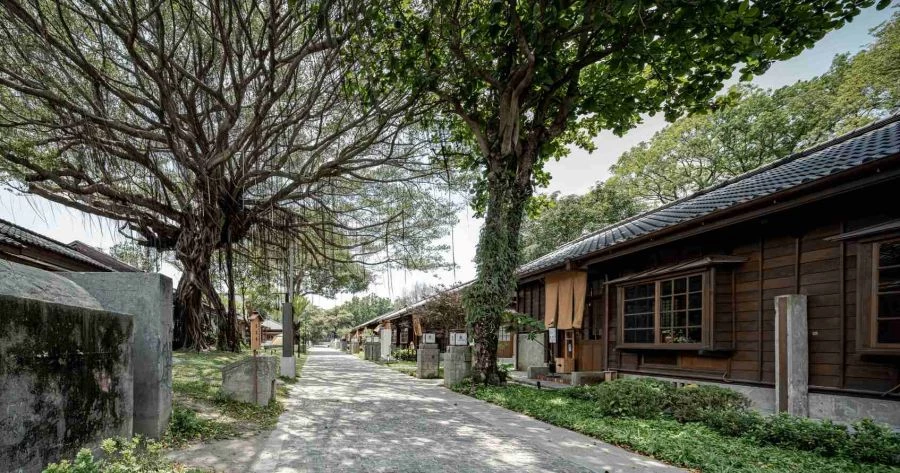 坐落於花蓮市中正路上的日式建築聚落「將軍府 1936」,建於日治時期昭和 11 年(1936 年),原為軍事宿舍建築群。多年後,在市政府推動下,成為花蓮歷來規模最大的文化資產修復案。從歷史建築活化到公共空間景觀營造,園區透過文化脈絡與環境的融合,在「舊」與「新」之間取得恰到好處的平衡。