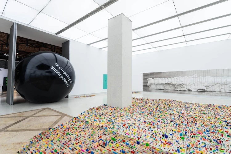 英國藝術家瑞安・甘德（Ryan Gander）曾參與威尼斯雙年展（2011）、卡塞爾文件展（2012）、雪梨雙年展（2018）、利物浦雙年展（2018） 等重量級展覽。這是他作品首次在台灣美術館展出，