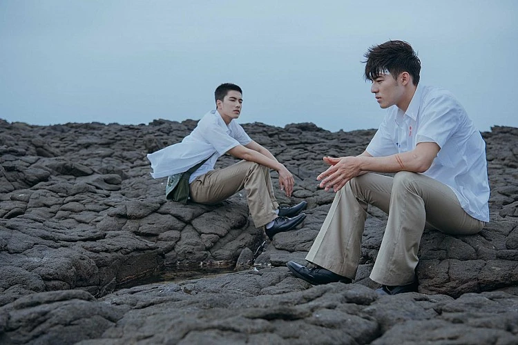 2020 年上映、由曾敬驊與陳昊森主演的《刻在你心底的名字》則被譽為台灣「BL 電影天花板」,背景設定於 1980 年代剛解嚴的台灣,張家漢與 Birdy 兩個高中同學在友誼與愛慕邊緣掙扎。