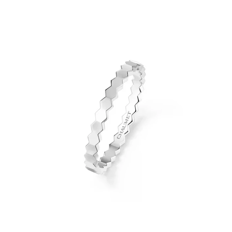 Chaumet 將蜜蜂與蜂巢的幾何之美轉化為戒指上的建築語言。