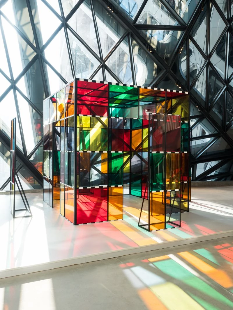 除了精彩的建築設計，位於飯店 23 樓的「藝賞二十三（Art on 23）」亦成為藝術亮點。展出多位國際藝術家作品，包括潮流藝術大師 KAWS 的《好意》（Good Intentions）、法國藝術家 Daniel Buren（丹尼爾・布罕） 的《爆炸小屋》（Exploded Cabin），以及英國當代藝術家 Mr. Doodle 的《Doodle COD》等。這些作品突破傳統展示框架，讓飯店空間成為結合建築與藝術的靈感場域。