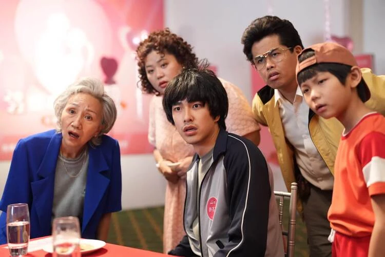 由曾敬驊與邵雨薇主演的奇幻喜劇電影《我的麻吉 4 個鬼》,改編自韓國經典神作《開心鬼上身》,故事講述從小因為一場車禍喪失家人的阿緯,在失去工作後產生了輕生的念頭,沒想到自殺失敗卻又被四個個性迥異的亡靈「纏」上的故事,五人展開一場既混亂又治癒的冒險旅程。