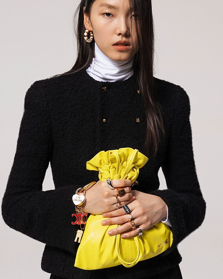 Celine Crystal手拿包是本季全新登場的話題包款之一，整體設計以柔和線條搭配抽繩結構，勾勒出介於隨性與精緻之間的平衡感。