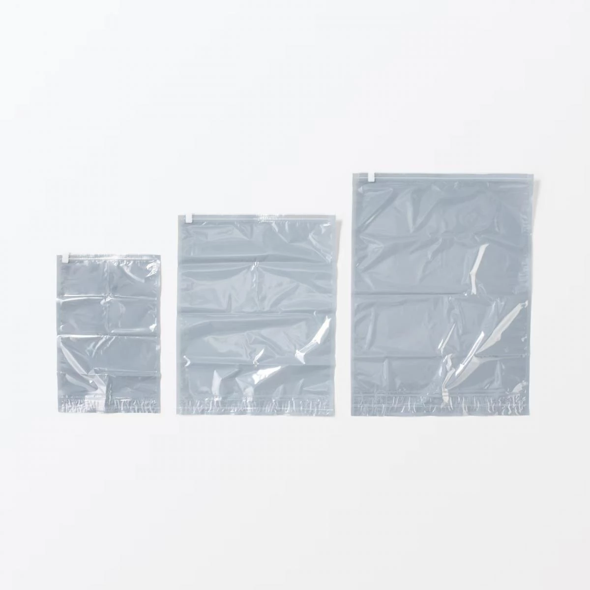 袋身一面不透明設計,也兼顧了隱私性,即便行李箱被打開,也不必擔心個人物品一覽無遺。S、M、L 多尺寸選擇,能應對不同需求。