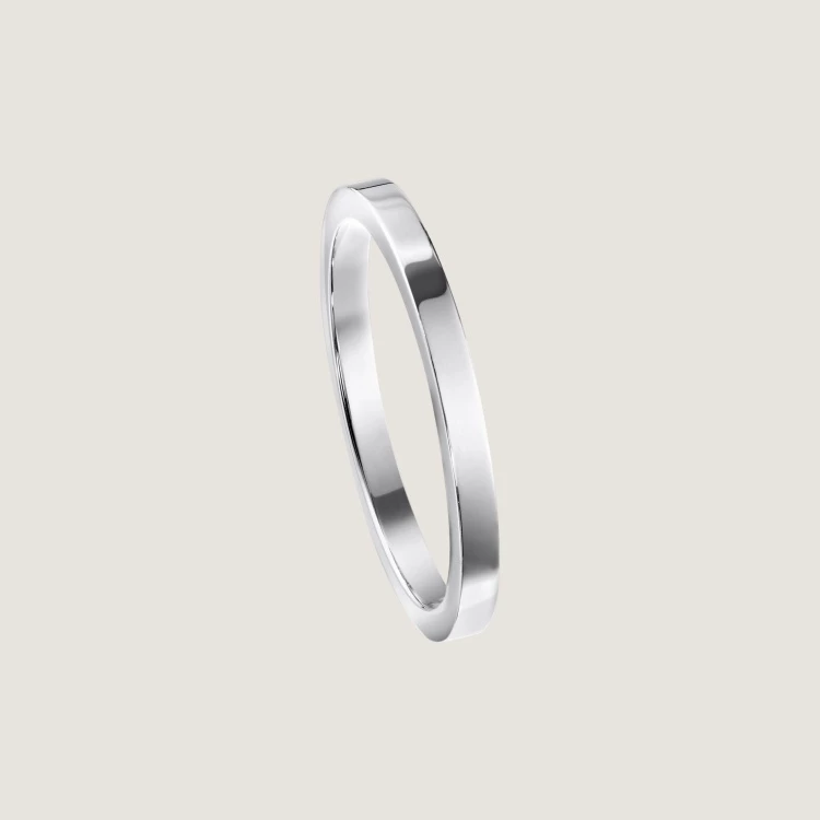 寬度僅1.8mm,Piaget 這枚婚戒以極致極簡的語彙詮釋永恆愛意。無雕刻、無裝飾,僅以鉑金的純粹質感說話,適合熱愛低調質感生活的人。