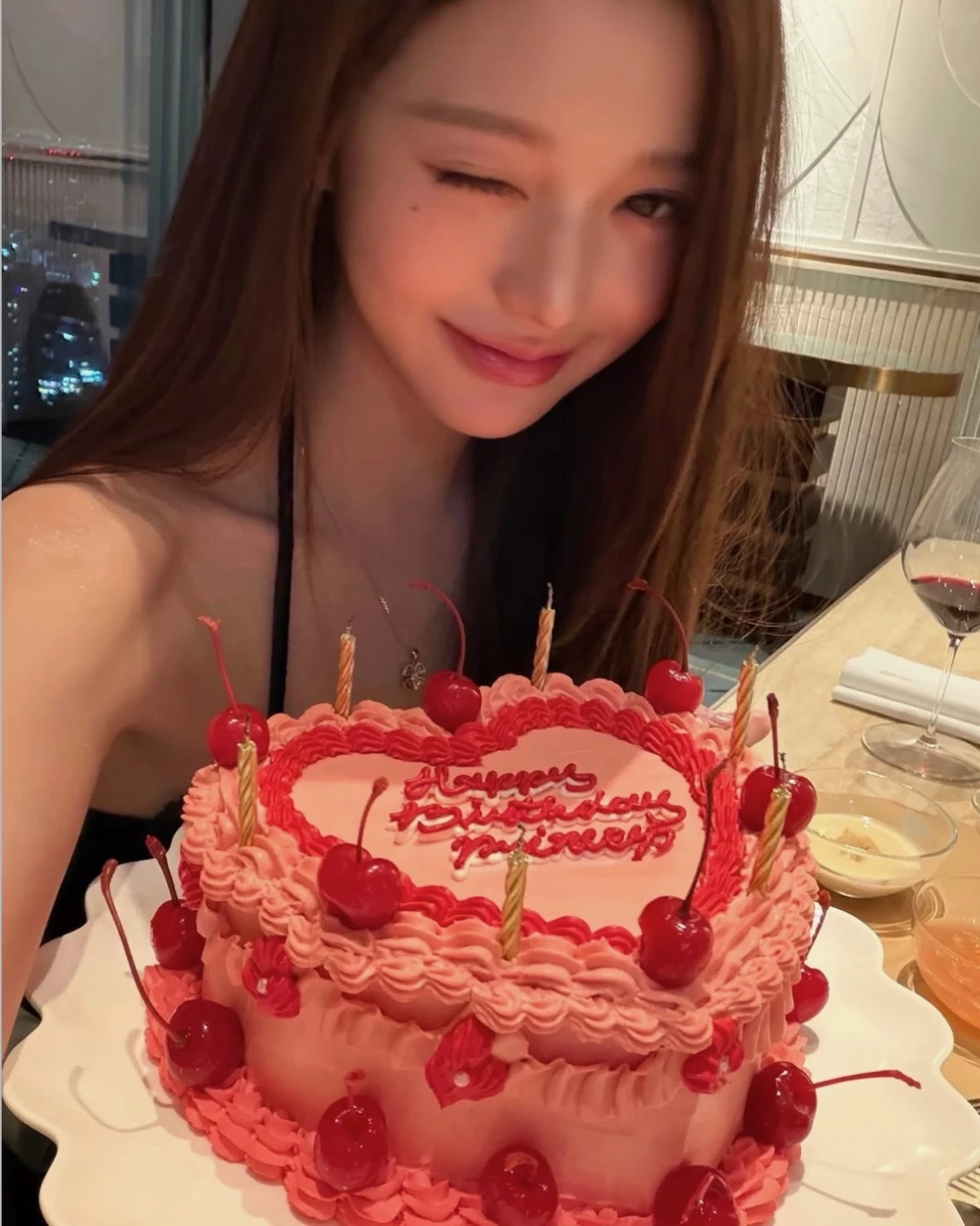 張員瑛 2004 年 8 月 31 日出生於韓國首爾，從小就吃漂亮長大的她，會進入演藝圈的汽機也非常戲劇化，小學時她只是與家人參加姐姐的畢業典禮，卻被 STARSHIP 娛樂星探注意，之後進入公司成為練習生，不過即使她從小就擁有高挑身材與亮眼的外型，但真正讓她脫穎而出的並不只外貌，而是很早就展現出超齡的鏡頭感與表情管理能力，也讓她十分受到唱片公司的看好。