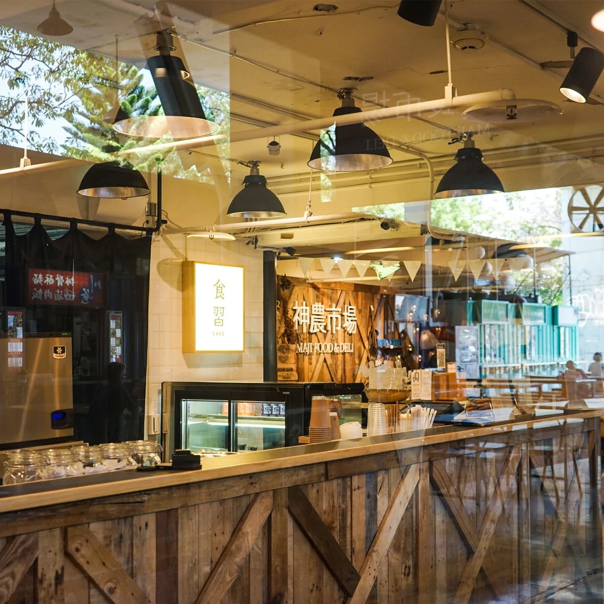隱身在 MAJI 集食行樂市集裡的「食習 cafe」,結合神農生活一直以來傳遞的輕鬆自在生活概念,木質櫃檯與開放式座位讓人有種在路邊小憩的隨性感。