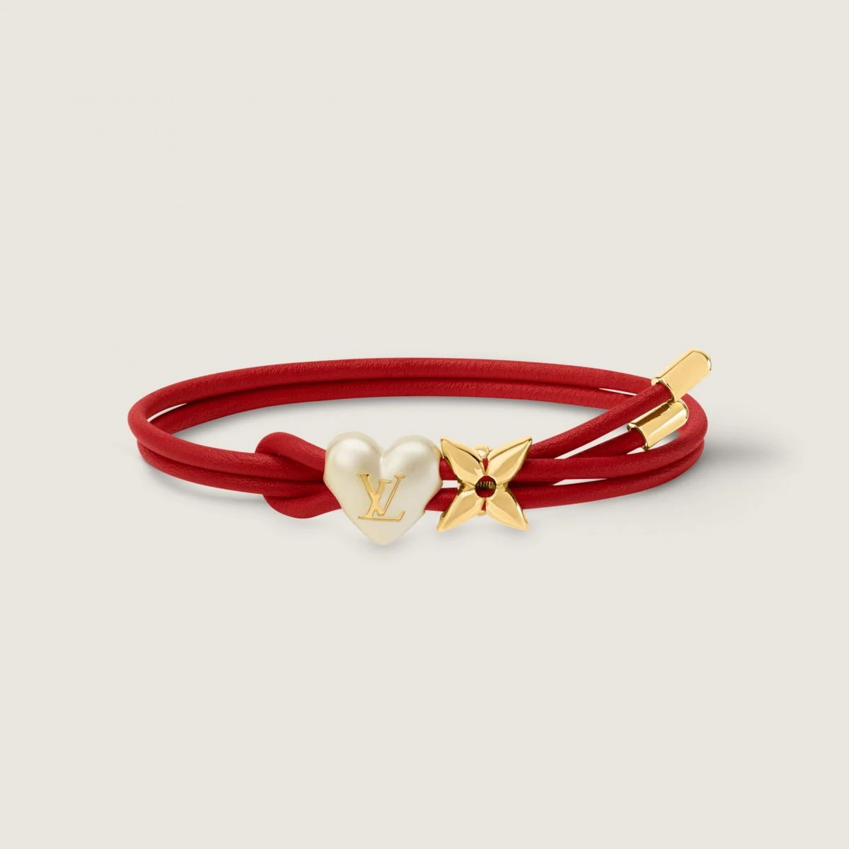 LV Bloom Pearl Heart 手環以紅色皮革雙圈手繩為基底,結合金色金屬 Monogram 花朵與心形樹脂珍珠,整體設計偏向溫柔而帶有情感象徵。雙層結構讓手環在手腕上更有層次,也提高搭配彈性。紅色皮革的存在感恰到好處,不會過於張揚,卻能為造型留下亮點。這款手環適合喜歡帶點浪漫氛圍、又不希望過度甜美的人。