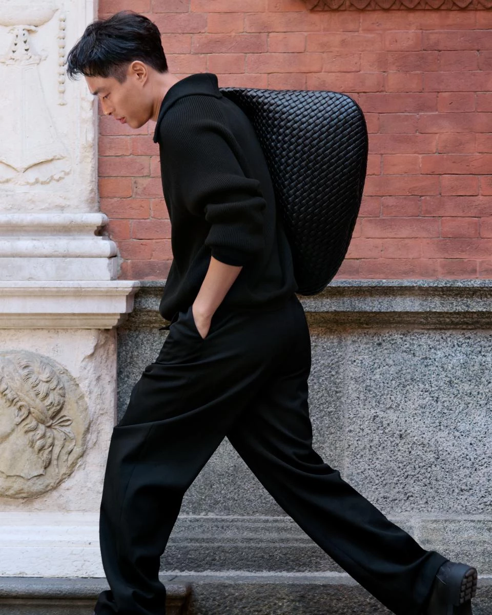 為麼會選擇「Veneta」這款包作為品牌此刻的焦點，這一切必須提到 Bottega Veneta 獨門工藝 ——  Intrecciato 皮革編織。