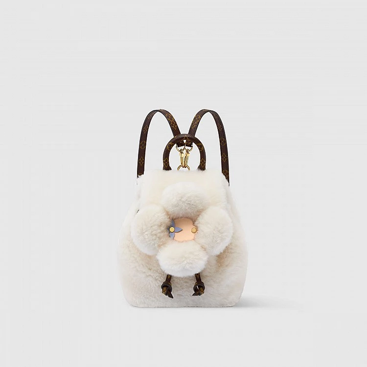 這款Vivienne Winter Holiday系列的Viv-ified後背包,完全展現LV把奢華與玩味融合的高段位功力。