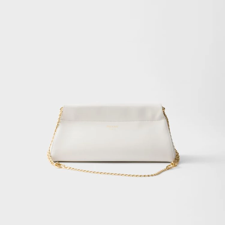 Prada Enchaîné包以更現代的語彙重塑品牌經典,將復古輪廓重新調整為俐落且更具當代氣息的比例。