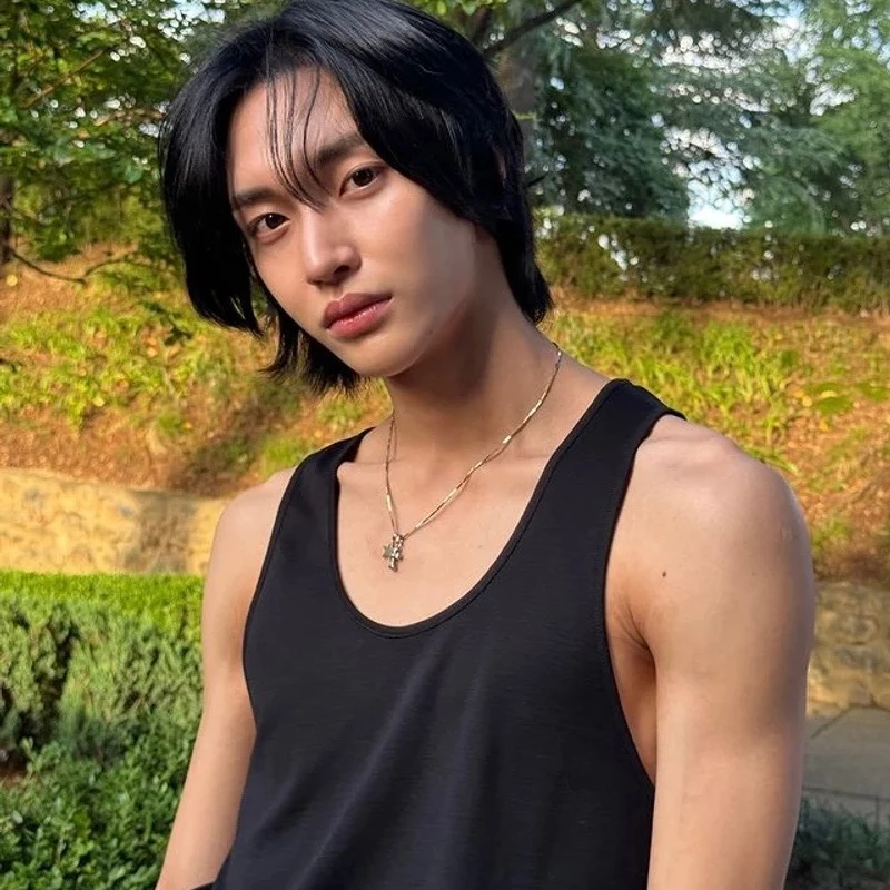 男偶像顏值排行榜的第三名則是早已被視為第五代男團代表顏值之一的 RIIZE 成員元彬，2023 年隨 RIIZE 出道後，元彬直接靠著零死角的神顏與花美男氣息迅速出圈，出道至今不論是長髮、狼尾頭到清爽短髮都曾成為粉絲模仿與討論的焦點，加上舞台上的舞蹈實力與吉他演奏能力，使他並不只是單靠外型獲得關注，即使第五代男團新人持續出現，元彬這次仍然守住了第三名。