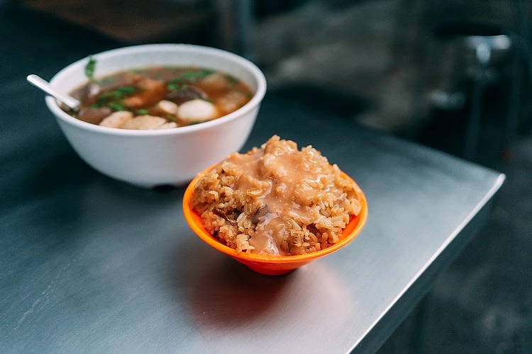 在巷弄深處,「三條路油飯」是萬華宵夜圈的傳奇