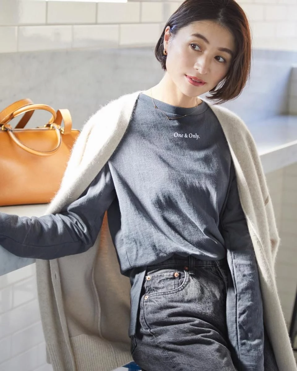 日本造型師上村若菜（Wakana Kamimura），活躍於《LEE》、《BAILA》等熟齡女性時尚媒體，擅長以簡約基礎款搭配時尚元素，打造實穿又具個性的造型。