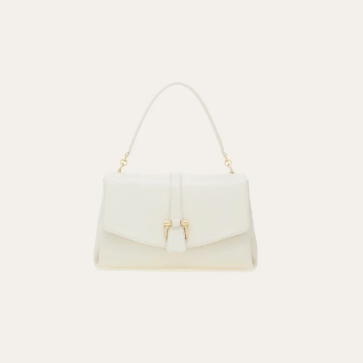 Ferragamo以俐落線條呈現品牌一貫的優雅語言,溫潤的雲舞白色皮革散發柔和光澤,極簡翻蓋結構透過中央的金色Gancini扣飾點亮。