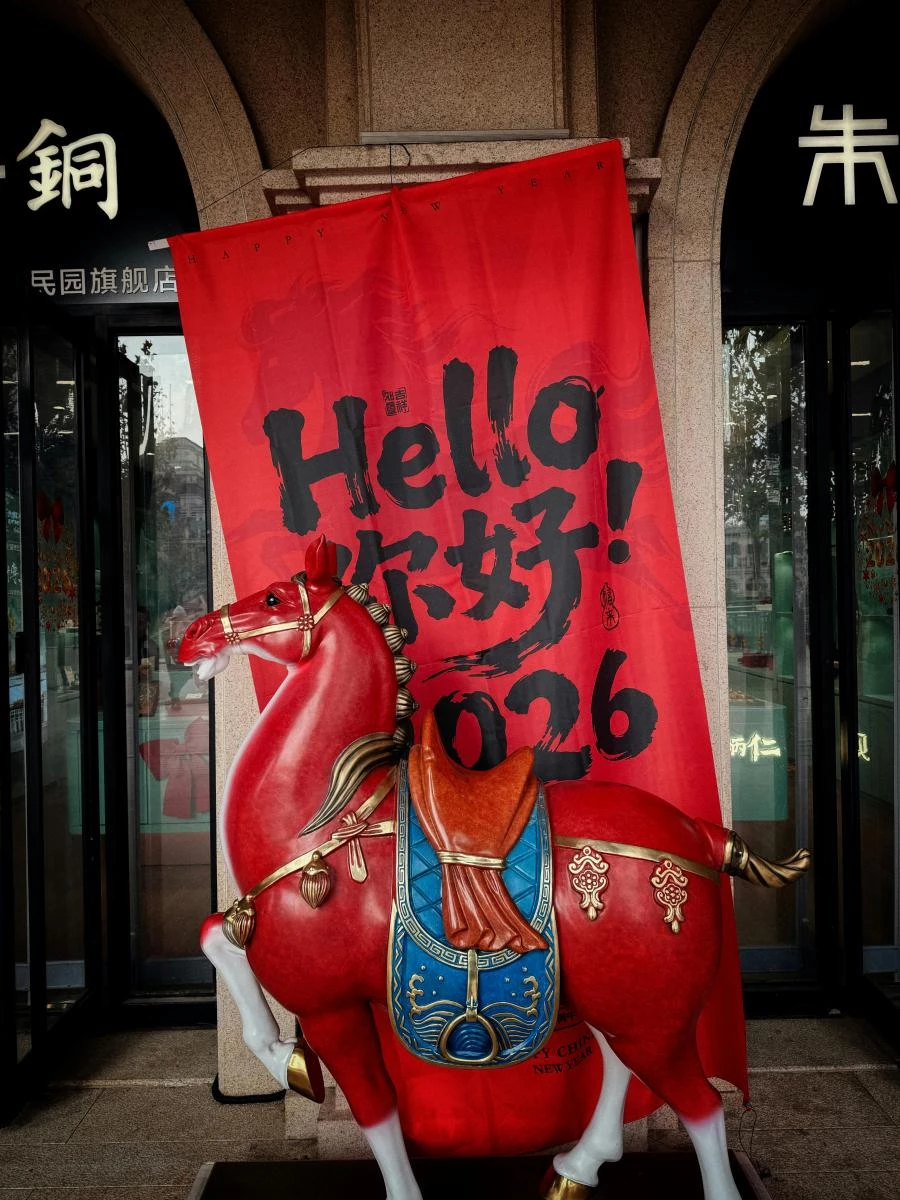 近年春聯設計趨向幽默、創意與諧音,但從民俗角度來看,用字仍需謹慎。過於負面、帶有衝突意味,或諧音不雅的字句,即便設計新穎,也不適合作為年節門面。此外,部份傳統用語其實具有明確行業屬性,例如「六畜興旺」原本多用於農牧相關家庭,一般住宅若隨意使用,反而顯得不合語境。創意並非問題,問題在於是否理解字詞背後的文化背景。真正好的春聯,是能讓全家安心接受、長輩不覺突兀,也能讓來訪者一眼看懂祝福的設計。貼在門上的,不只是裝飾,而是一句被反覆閱讀、反覆進出的祝願。