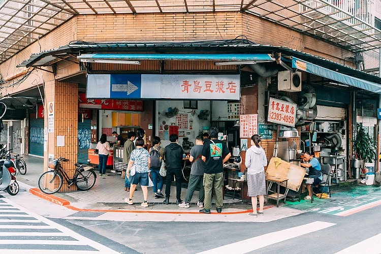 天色剛亮,「青島豆漿店」已被豆香與鐵鍋聲喚醒。