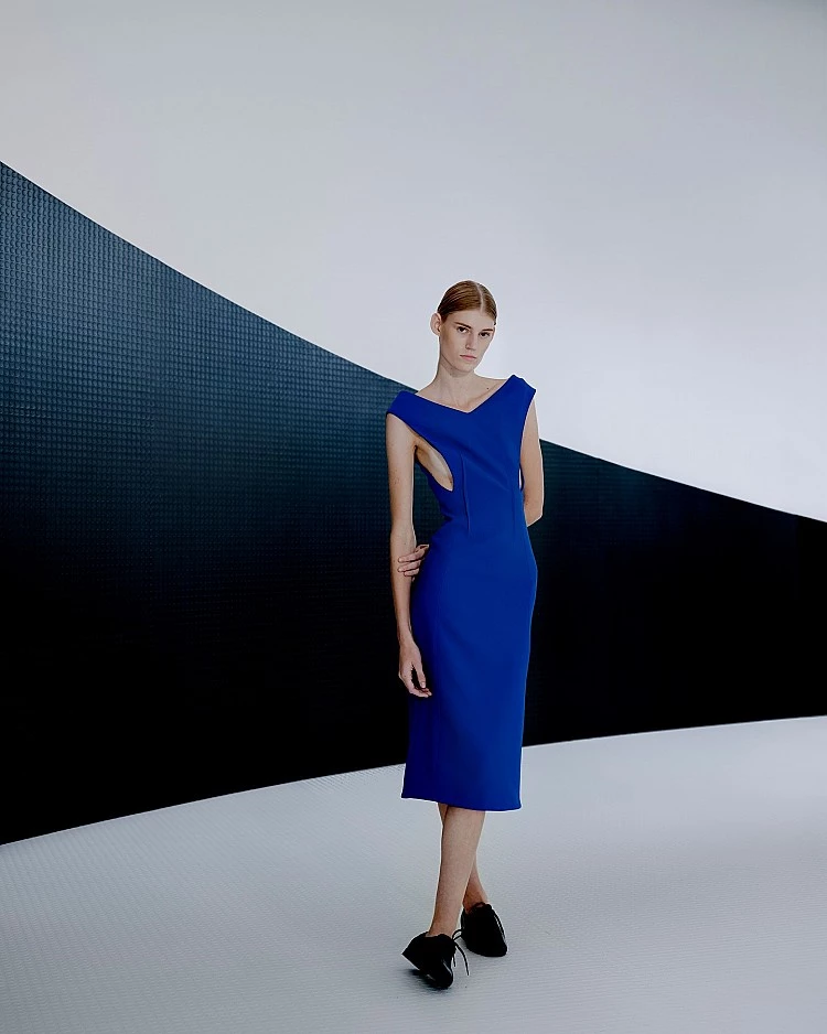 創立於1968年的德國品牌Jil Sander，被譽為極簡主義的代表。創辦人Jil Sander以布料結構與精準剪裁聞名，她以「純粹（pure）」定義設計哲學，強調理性、克制卻不失力量，讓品牌在1970年代巴黎時裝界嶄露頭角，不過品牌在1999年起，接連歷經Prada、Change Capital、Onward等多次易主後，直到2021年由OTB集團接手。在設計層面上，從Raf Simons到設計雙人組Luke與Lucie Meier，Jil Sander始終在極簡與創新間尋找平衡。2025年，隨著Simone Bellotti上任創意總監，也代表品牌開啟全新篇章。