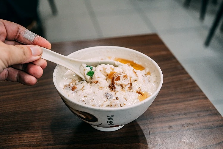 清晨五點,金華街的巷口還帶著夜色,「鼎元豆漿」的燈卻早已亮起。