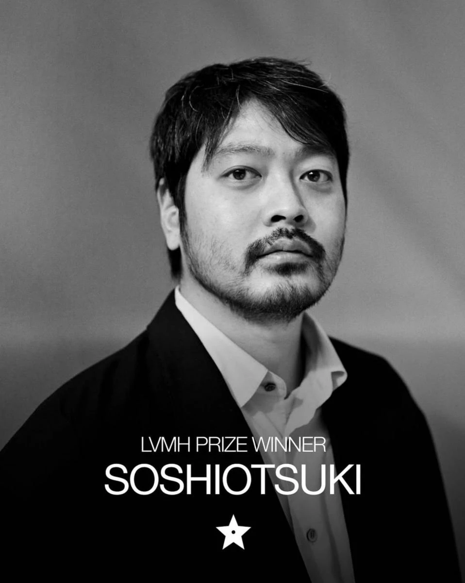 SOSHIOTSUKI 品牌於 2015 年誕生，由畢業於文化服裝學院的設計師大月壯士所創立