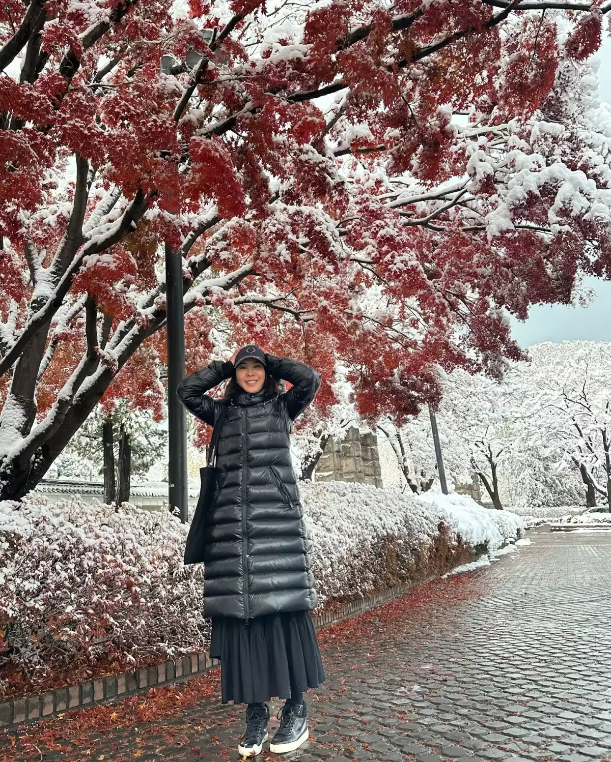 52歲許茹芸減齡穿搭6：長版羽絨服＋蛋糕裙｜輕盈層次