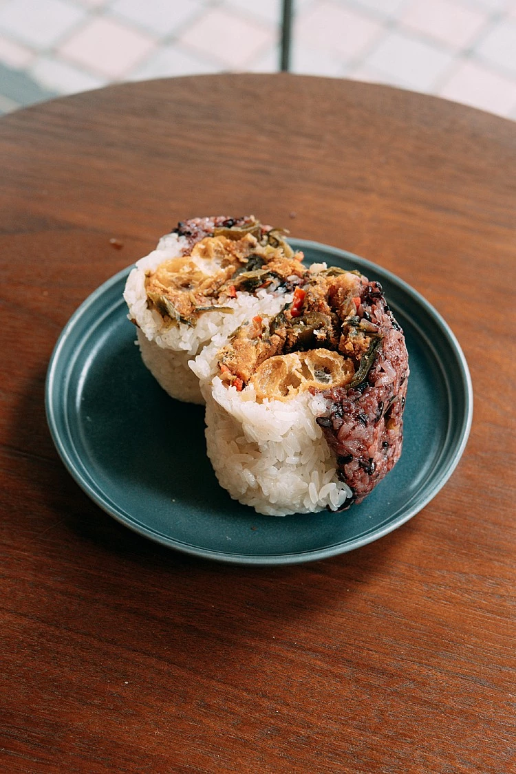 「足米飯糰」沒有明顯招牌,只有一張木桌、一鍋熱飯與店主俐落的手勢。
