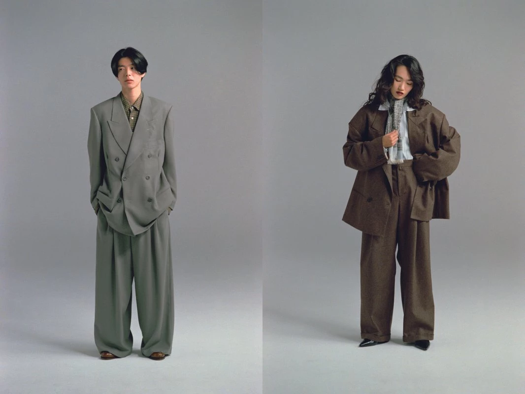 以 SOSHIOTSUKI 2025 秋冬的作品為例，他以 1980 年代的義大利羊毛古董布料為材，在看似蒙上一層灰的套裝中，加入了跳色的襯衫於內搭中，藉此呈現出反差的視覺效果