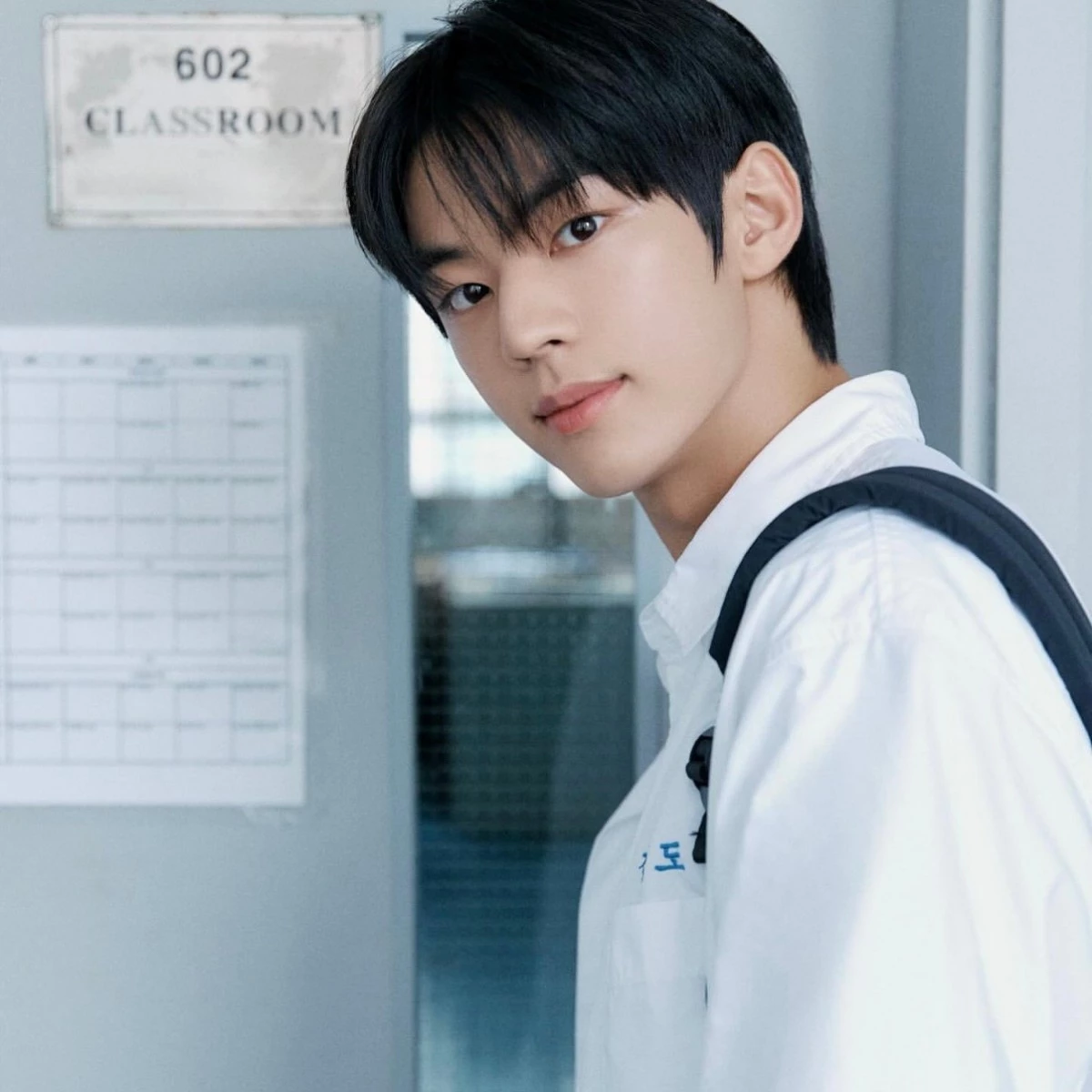 第四名由 TWS 成員金道勳拿下，2024 年出道的六人男團 TWS，不讓師兄 BTS 與 TXT 專帥於前，以青春、校園與少年感十足的風格加上一首首青春洋溢曲風而受到韓國大眾歡迎，道勳也因修長比例、清秀五官和鄰家男孩的氣息快速累積人氣，尤其是去年底推出神曲〈Overdrive〉所帶動的撒嬌舞，道勳更靠著又帥又可愛的表情出圈，可以說直接命中年輕世代的審美上。