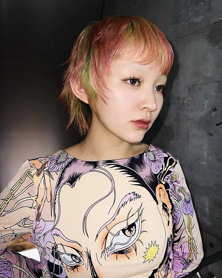 日系短髮推薦25:亮彩羽毛剪