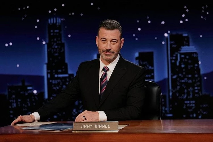 2003 年於 ABC 開播的《吉米夜現場》(Jimmy Kimmel Live),以輕鬆卻辛辣的方式調侃時事與公眾人物,成為當代最著名的電視脫口秀節目,並且長紅超過 20 年,沒想到近日因為主持人吉米·坎摩爾在一次獨白中批評前總統川普支持者及其陣營,觸怒了保守派陣營與聯邦通訊委員會主席,最終導致該節目在 2025 年 9 月 17 日被 ABC 宣佈暫停播出。